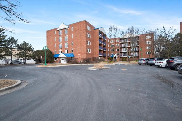 6755 N Milwaukee Ave #404 Niles, IL 60714