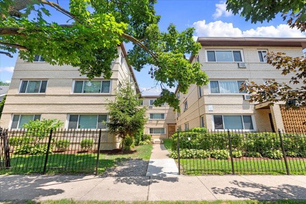 6721 N Hermitage Ave #2C Chicago, IL 60626