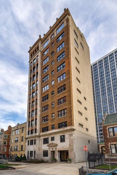 707 W Junior Ter #PH-12 Chicago, IL 60613