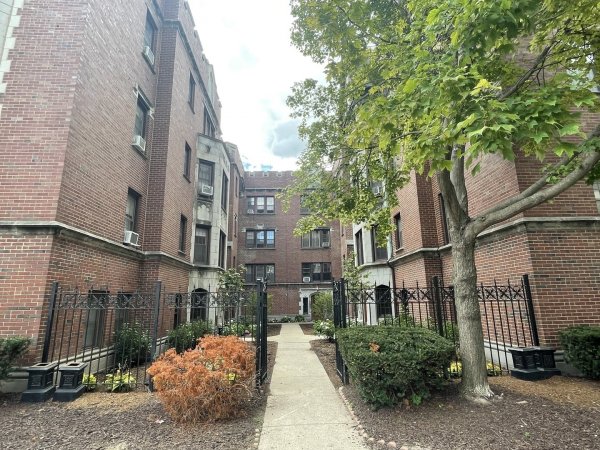 1111 Holley Ct #113 Oak Park, IL 60301