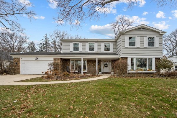 520 Standish Dr Deerfield, IL 60015