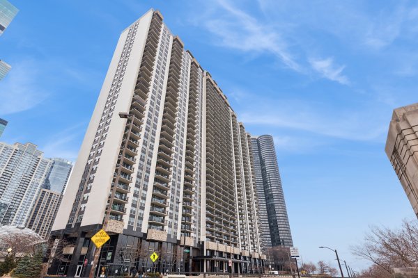400 E RANDOLPH St #3002 Chicago, IL 60601
