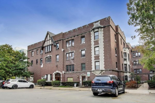 1103 Holly Ct #207 Oak Park, IL 60301