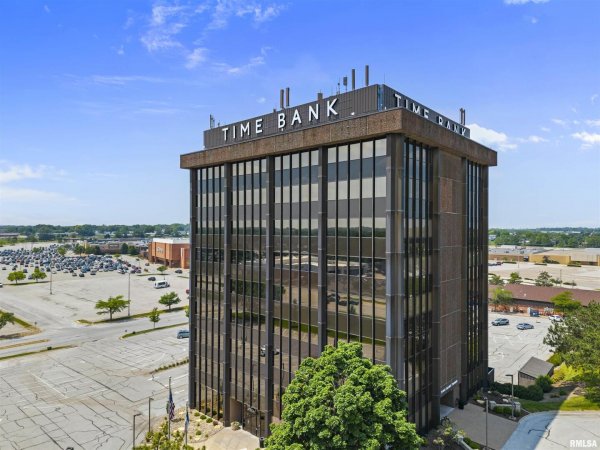 100 E KIMBERLY Rd Davenport, IA 52806