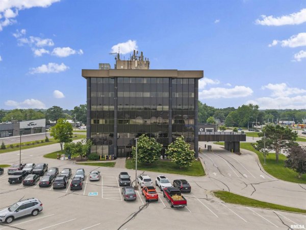 2550 MIDDLE Rd Bettendorf, IA 52722