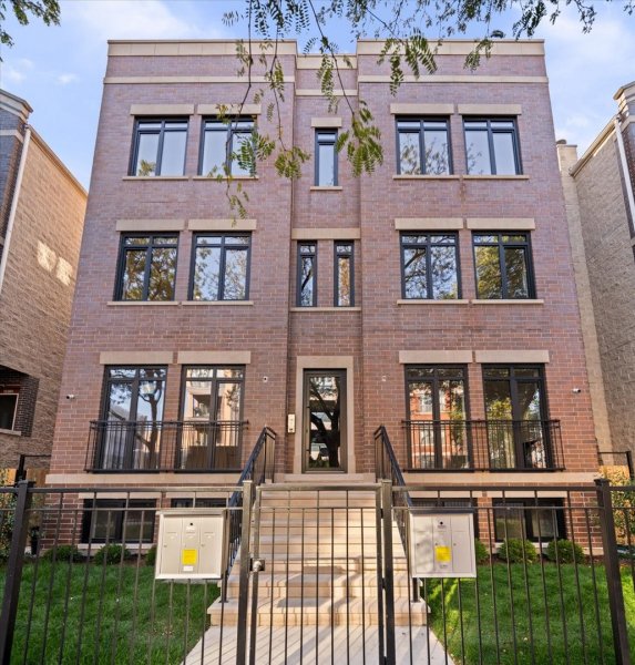 3036 N Sheffield Ave #3 Chicago, IL 60657