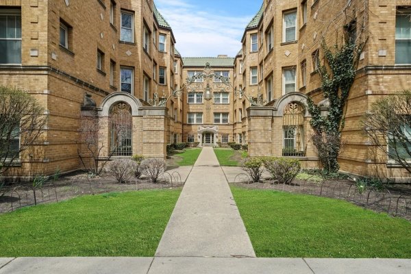 854 Washington Blvd #1 Oak Park, IL 60302