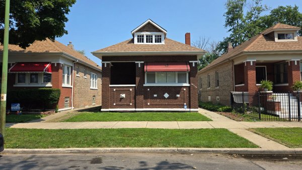10215 S Emerald Ave Chicago, IL 60628