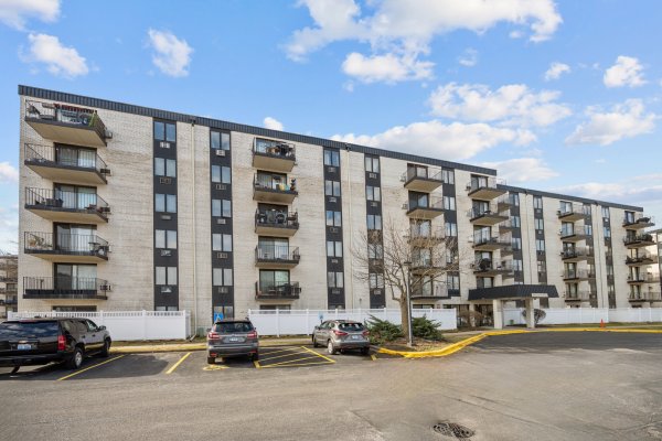 9118 W Elmwood Dr #3K Niles, IL 60714