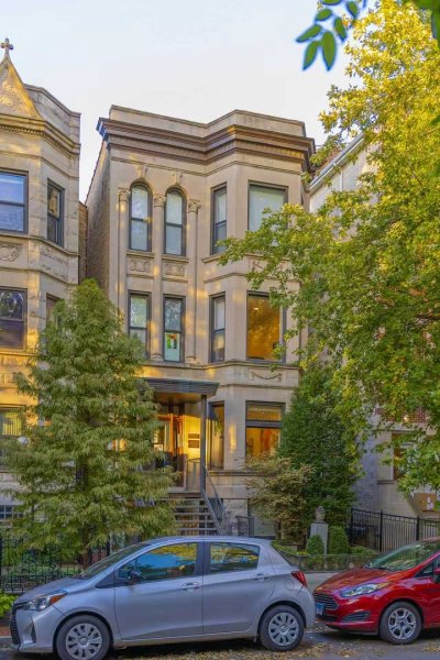 712 W Briar Pl Chicago, IL 60657