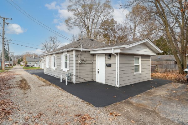 24 NE Cir Dr Joliet, IL 60433