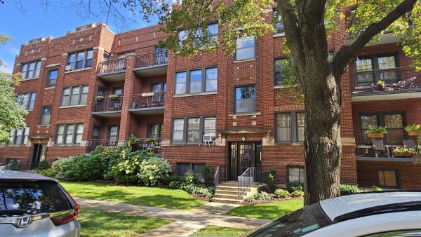 924 Wesley Ave #2 Oak Park, IL 60304