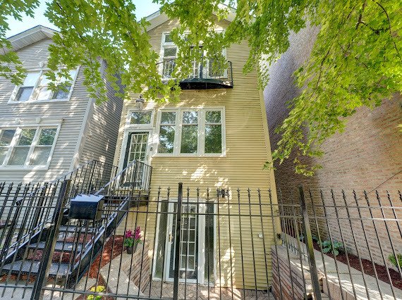 2340 W Moffat St Chicago, IL 60647