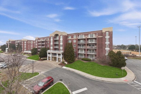 7081 W Touhy Ave #407 Niles, IL 60714