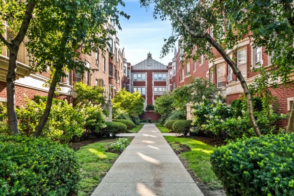 212 N Oak Park Ave #2EE Oak Park, IL 60302